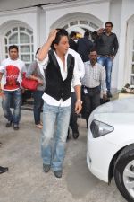 Shahrukh Khan snapped in Bandra, Mumbai on 4th Feb 2013 (3).JPG
